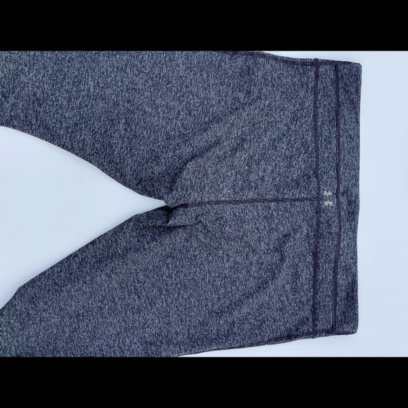 Under Armour cropped gray workout pants (XL) - Picture 5 of 5